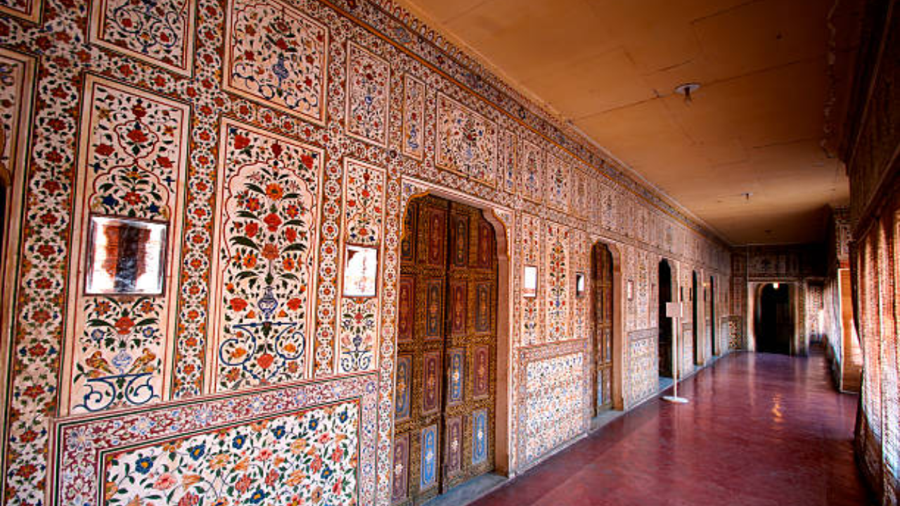किल्ल्याच्या आत गुप्त दरवाजे आणि अनेक गुहा आहेत, ज्यामुळे शत्रूंना इच्छा असूनही त्यांना या महालावर कधीही हल्ला करता आला नाही. किल्ल्याची ताकद लक्षात घेता, बिकानेर झालेल्या सर्व राज्यकर्त्यांनी या किल्ल्यात आपले महल बांधले, म्हणून जुनागडला राजवाड्यांचा समूह असेही म्हणतात
