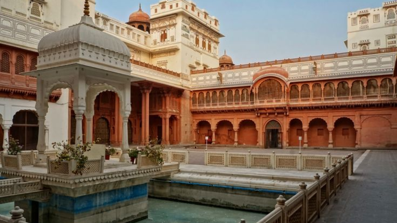 जुनागड किल्ला पाहण्यासाठी तुम्हाला 50 रुपयांचे तिकीट काढावे लागेल. विद्यार्थ्यांना 20 रुपयांची सूट मिळेल. त्याचबरोबर परदेशींसाठी या किल्ल्याचे तिकीट 300 रुपये आहे. हा किल्ला सकाळी 10 ते दुपारी 4 या वेळेत लोकांसाठी खुला असतो
