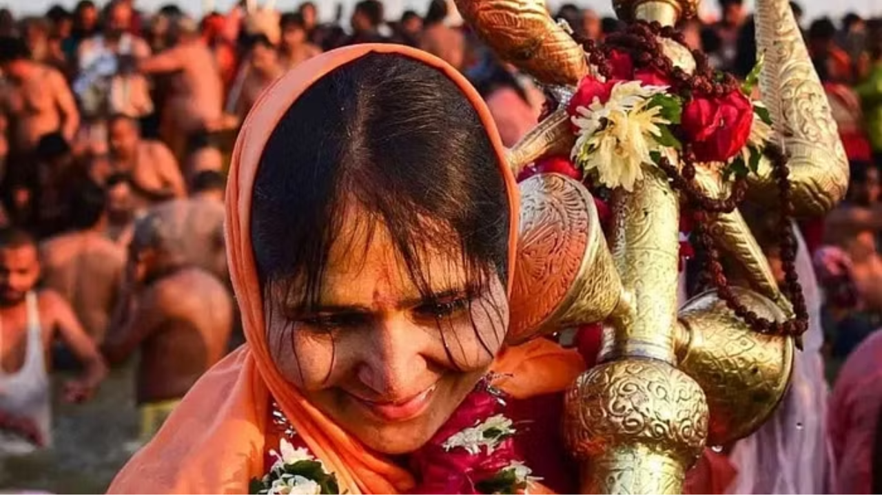 पुरुष नागा साधू हे नग्न राहू शकतात मात्र महिला नागा साधूंना नग्न राहण्याची परवानगी नसते. सर्व महिला नागा साधू वस्त्र परिधान करतात. महिला नागा साधूंनी कपाळावर टिळक लावणे बंधनकारक असते