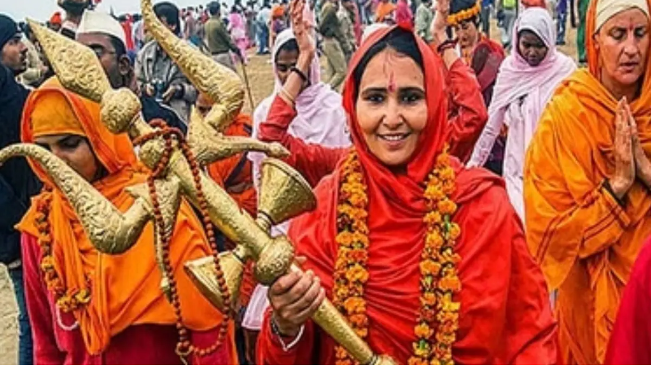 महिला नागा साधू भगवा रंगाचा कपडा परिधान करतात, जो शिवलेला नसतो. महिला नागा साधूंच्या या पोशाखाला गंटी म्हणतात. महिला नागा साधू बनण्यासाठी 10 ते 15 वर्षे कठोर ब्रह्मचर्य पाळावे लागते