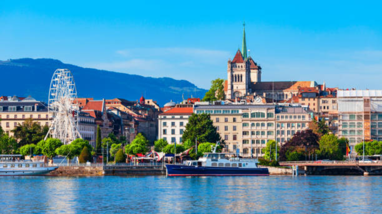 स्वित्झर्लंड हा तटस्थ देश (Neutral Nation) आहे, त्यामुळे त्याचे सैन्य कोणत्याही आंतरराष्ट्रीय संघर्षात अडकत नाही. येथे तटस्थतेचे धोरण म्हणजे कोणत्याही लष्करी संघर्षात न पडणे आणि शांतता राखण्यावर आपले लक्ष केंद्रित करणे