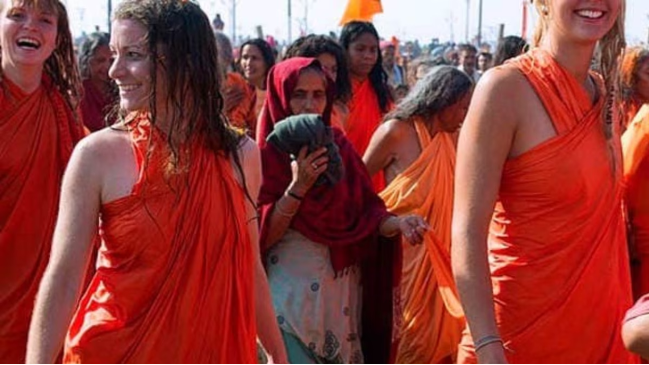 नागा साधू बनण्यासाठी महिलेचा भूतकाळ तपासून ती खरंच यासाठी पात्र आहे की नाही ते तपासले जाते. नागा साधू बनण्यापूर्वी, महिलेला जिवंतपणी पिंडदान करावे लागते आणि तिचे मुंडणही करावे लागते