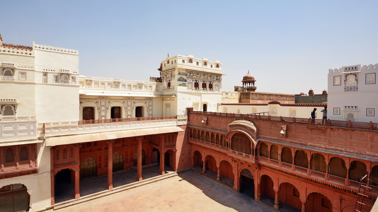 जुनागडमध्ये अनुप महल, सरदार महल, जोरावर महल, कर्ण महाल, रायसिंग महाल, गंगा निवास, रतन निवास, सुजन निवास आणि कोठी डुंगर निवास बांधले आहेत. सुरुवातीला जुनागड किल्ल्याला चिंतामणी किल्ला किंवा बिकानेर किल्ला असे म्हटले जात असे. पुढे त्याला जुनागडमध्ये बदलण्यात आले.  जुनागड या शब्दाचा अर्थ जुना असे आहे 
