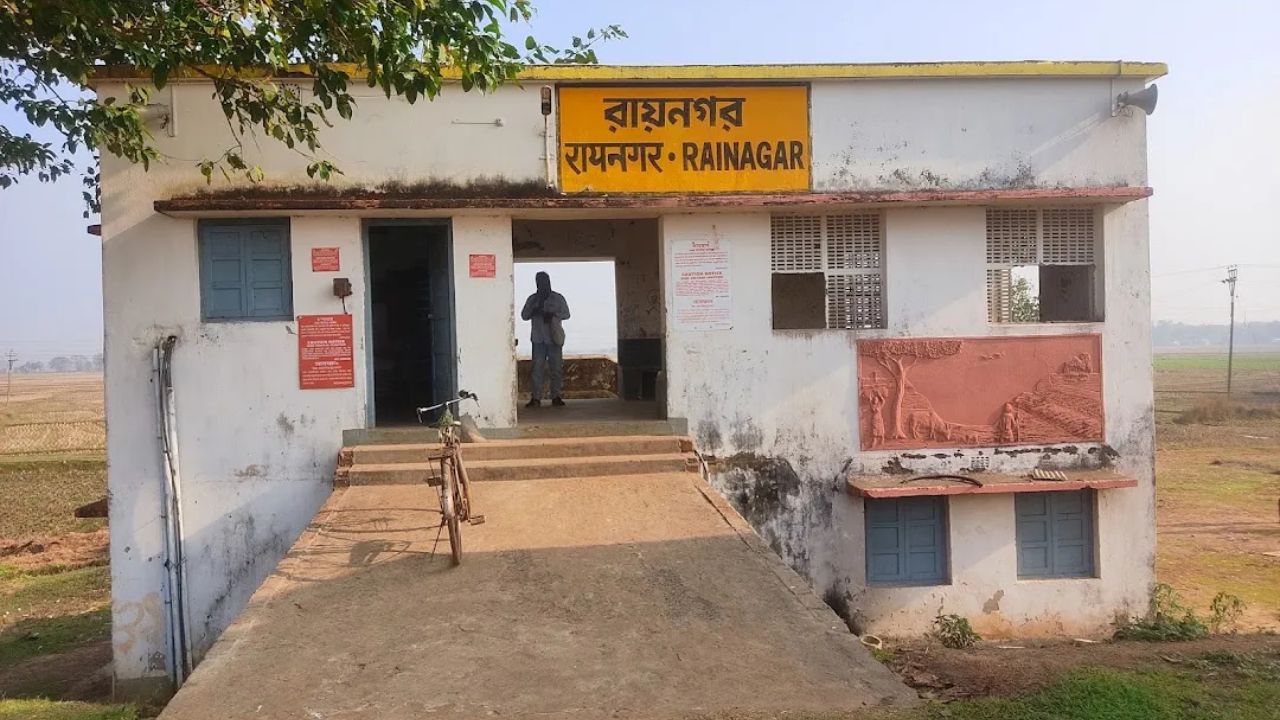 या स्थानकावर फक्त बांकुरा-मसग्राम पॅसेंजर ट्रेन थांबते, तीही दिवसातून सहा वेळा. रविवारी, जेव्हा स्टेशनवर कोणतीही ट्रेन येत नाही, तेव्हा स्टेशन मास्टर पुढच्या आठवड्याच्या विक्रीसाठी तिकीट खरेदी करण्यासाठी बर्दवान शहरात जातात. विशेष म्हणजे येथे विकल्या जाणाऱ्या तिकिटांवर आजही ‘रायनगर’ हे जुने नाव छापलेले आहे
