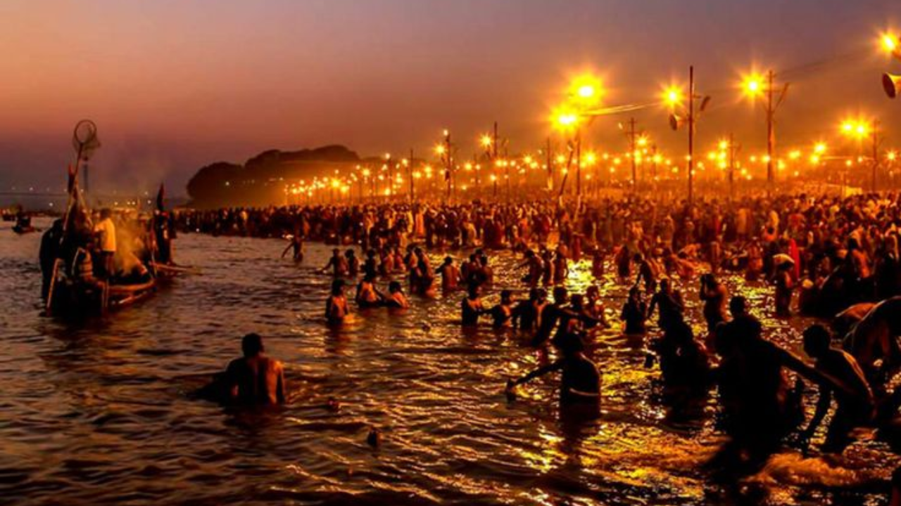 शाही स्नानाचा काळ हा सूर्योदयापूर्वीचा असतो. अशात जर तुम्ही नदी किंवा सरोवराच्या जवळपास राहत असाल तर त्यातील पाणी घेऊन त्यात गंगाजल मिसळा आणि या पाण्याने आंघोळ करा. आंघोळ करताना सतत गंगा देवीचे स्मरण करत 'हर हर गंगे' या मंत्राचा जप करा. असे केल्याने तुम्हाला पुण्याची प्राप्ती होईल
