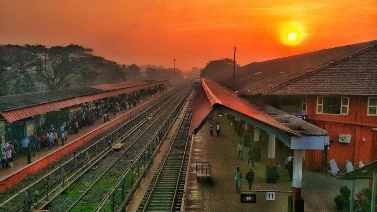 पश्चिम बंगालमध्ये स्थित हे रेल्वे स्टेशन 2008 पासून कोणत्याही नावाशिवाय कार्यरत आहे. इथे रोज गाड्या थांबतात, प्रवासी उतरतात आणि चढतात, पण आश्चर्याची गोष्ट म्हणजे या स्टेशनला कोणतेही नाव नाही
