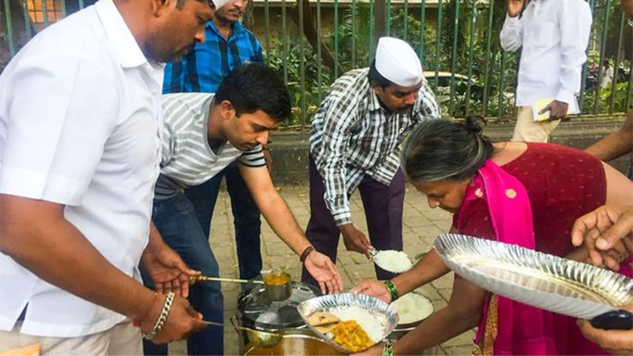 महाकुंभाच्या दिवशी दान करणे फार पुण्याचे काम मानले जाते. स्नान केल्यांनतर गरिबांना किंवा गरजूंना आवर्जून दान करा. तुम्ही अन्न, वस्त्र आणि धन अशा कोणत्याही प्रकारचे दान करू शकता 

