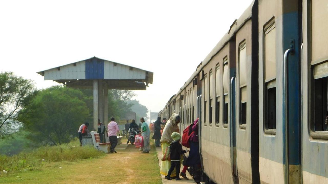 स्थानकाच्या नामकरणाचा वाद सध्या न्यायालयात प्रलंबित आहे. जोपर्यंत यावर निर्णय होत नाही, तोपर्यंत हे ‘नावहीन’ रेल्वे स्थानकच राहणार आहे. हे भारतातील एकमेव रेल्वे स्टेशन आहे जे नाव नसतानाही पूर्णपणे कार्यरत आहे
