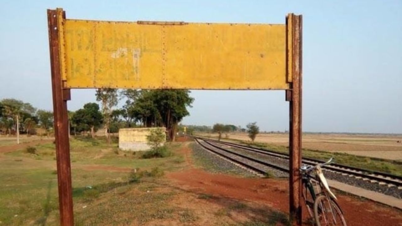 स्थानकाच्या दोन्ही बाजूला रिकामे पिवळे फलक या वादाची कहाणी सांगतात. येथे प्रथमच उतरणाऱ्या प्रवाशांचा अनेकदा गोंधळ उडतो. आजूबाजूच्या लोकांना विचारूनच ते कुठे आले आहेत ते त्यांना समजते 
