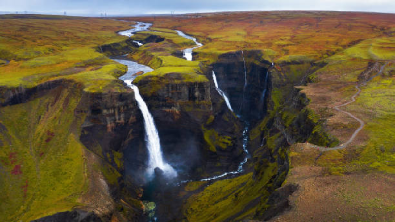 हेक्ला हा आइसलँडमध्ये स्थित एक सक्रिय ज्वालामुखी आहे. या ज्वालामुखीचा उद्रेक 1104 मध्ये एका लांब निष्क्रियेनंतर झाला आणि जवळजवळ अर्धा बेट धूर आणि राखेने व्यापला. प्राचीन काळापासूनचे पुरावे असे दर्शवतात की 12 टन वजनाचे लावा बॉम्ब देखील हवेत उडताना दिसले आहेत. हा ज्वालामुखी 