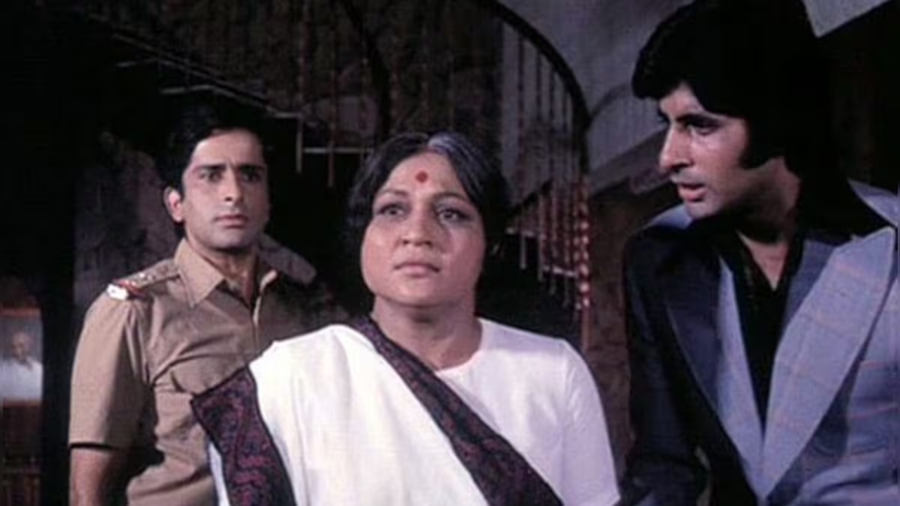 आपण ज्या चित्रपटाबद्दल बोलत आहोत तो 50 वर्षांपूर्वी म्हणजेच 1975 साली प्रदर्शित झाला होता. हा चित्रपट त्या वर्षातील सर्वात हिट चित्रपटांपैकी एक होता, ज्याने बॉक्स ऑफिसवर 100 आठवडे वर्चस्व गाजवले होते. एवढेच काय तर तुम्हाला माहिती आहे का? याच चित्रपटातून अमिताभ बच्चन सुपरस्टार बनले होते
