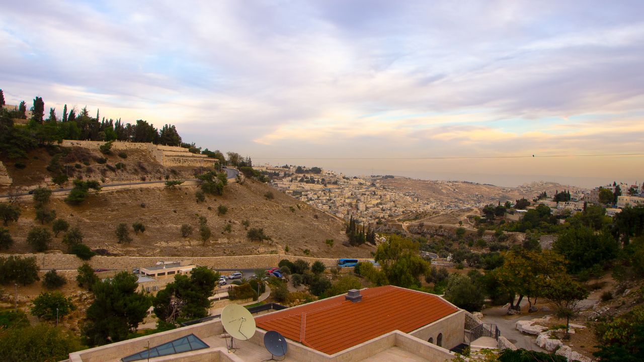 गेहेना हे जुने जेरुसलेमच्या भिंतीबाहेर असलेले एक खोल खंदक आहे. बायबलनुसार, प्राचीन काळी इस्रायलचे लोक येथे लहान मुलांचा बळी देत ​​असत. असे मानले जाते की गुन्हेगारांनाही गेहेनामध्ये टाकण्यात आले होते. या स्थानाचा धार्मिक ग्रंथांमध्ये उल्लेख आहे आणि त्याचा संबंध नरकाशी आहे
