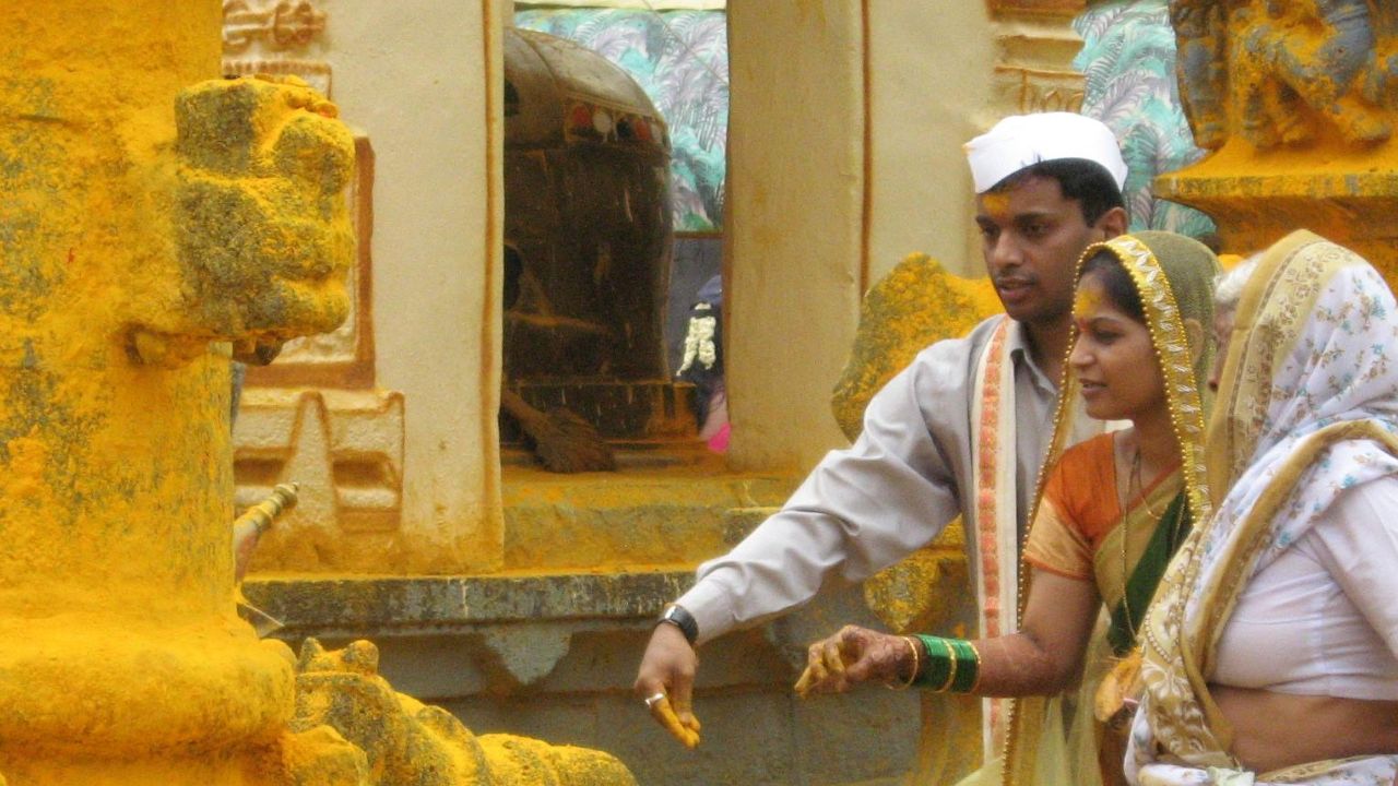 लग्न झाल्यानंतर पती पत्नी जेजुरीला खंडोबाच्या दर्शनाला जातात. 