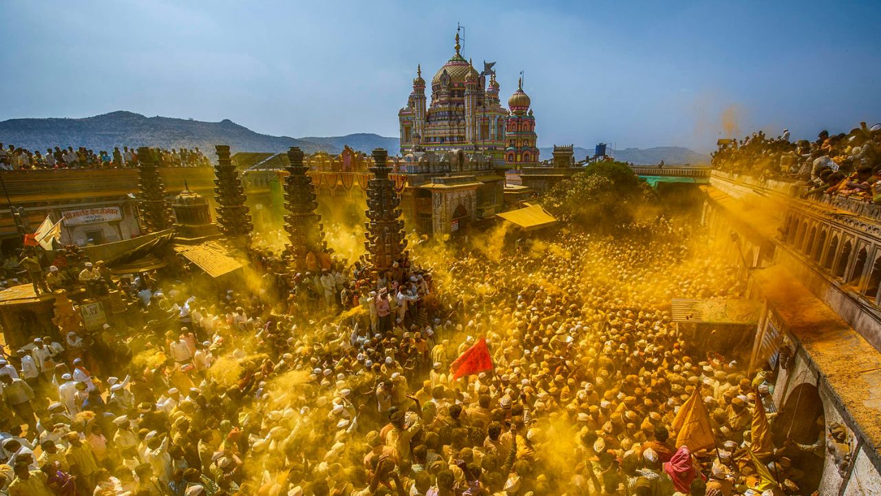लग्न झाल्यानंतर नवविवाहित जोडपं कुलदेवतेच्या दर्शनाला जातात. 
