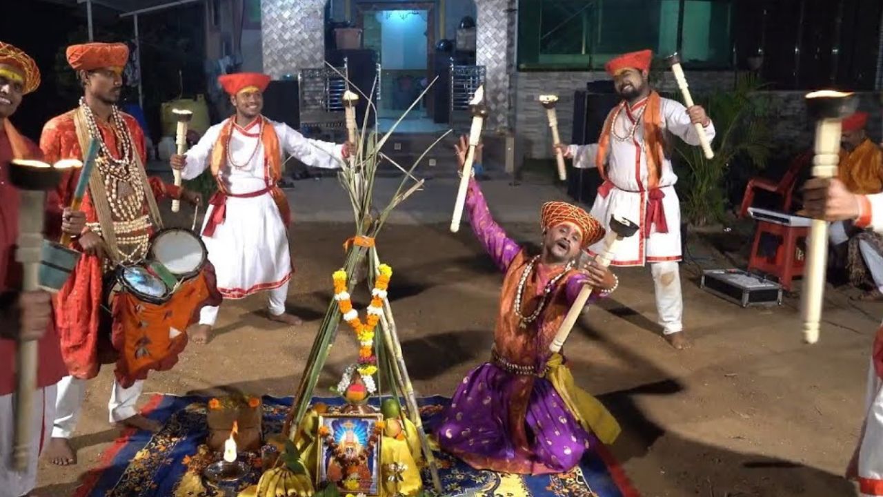 बऱ्याच कुटुंबांमध्ये  परंपरेप्रमाणे गोंधळ विधी खास जेजुरीतच केला जातो. 