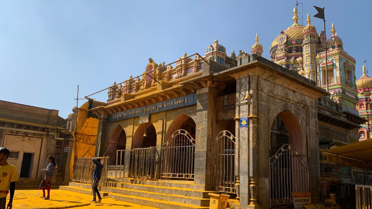 हिंदू धर्मशास्त्रानुसार  नवविवाहित जोडप्याने कुलदैवताचे आशीर्वाद घेणं महत्त्वाचं आहे. 