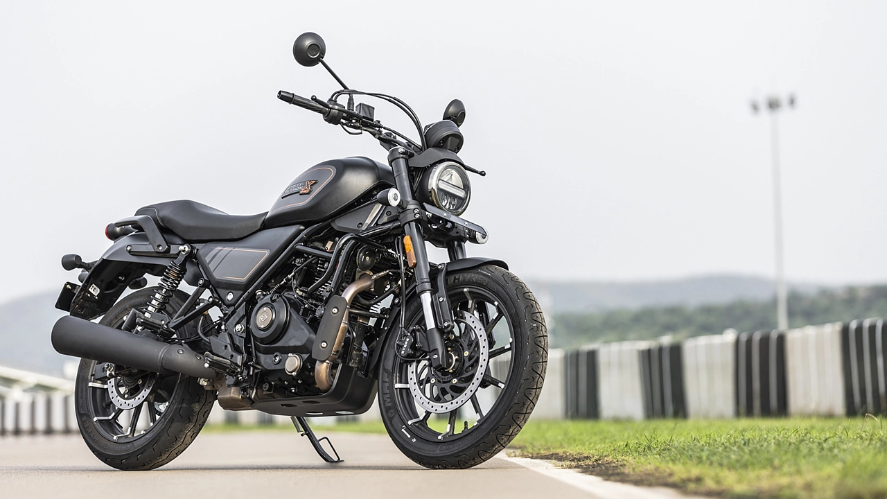 Harley-Davidson X440 एक अत्याधुनिक क्रूझर बाईक आहे ज्याची लुक आणि परफॉर्मन्स एकदम कमाल आहे. क्रूझर बाइक्समध्ये या बाईकला एकदम स्टाइलिश आणि Rowdy फील आहे, ज्यामुळे तुमचं राइडिंग अनुभव अद्वितीय होईल.