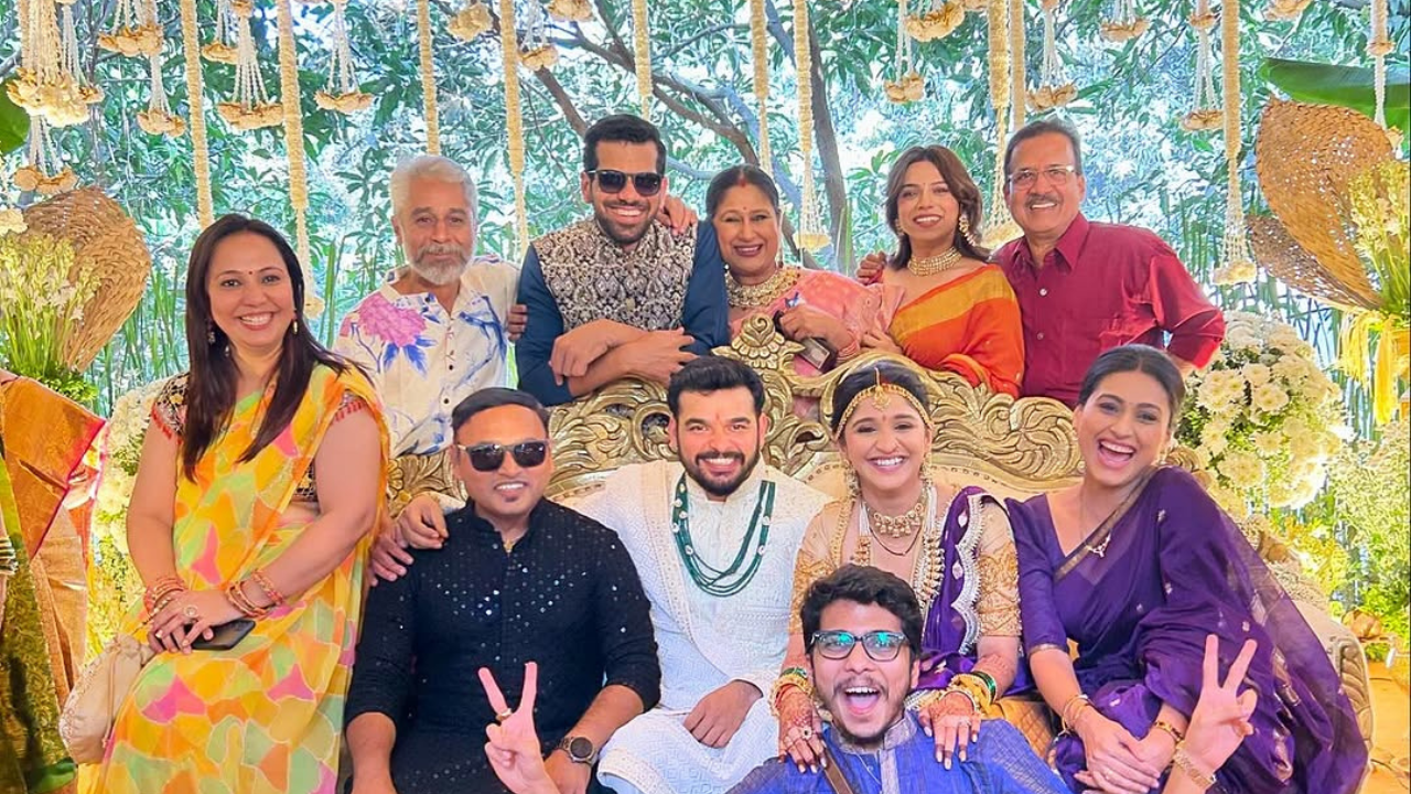 विशेष बाब म्हणजे 'रंग माझा वेगळा' या टीमने अगदी काहीच दिवसांपूर्वी या नवं वधू वराचा केळवण सोहळा पार पडला होता. या कार्यक्रमाचे छायाचित्र सोशल मीडियावर फार प्रसिद्ध झाले होते. 