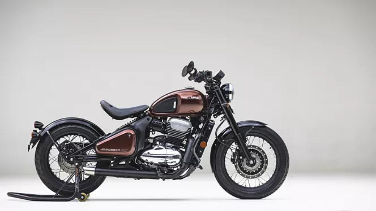 Jawa 42 Bobber, ही बाईक स्टाइल आणि छान दिसणाऱ्या डिजाइनमुळे खूप लोकप्रिय आहेत. यामध्ये तुम्हाला एक क्लासिक Rowdy फील मिळतो. याचं पॅटर्न आणि लेटेस्ट टेक्नॉलॉजी तुमचं राइडिंग अनुभव अजून अधिक मस्त बनवते.