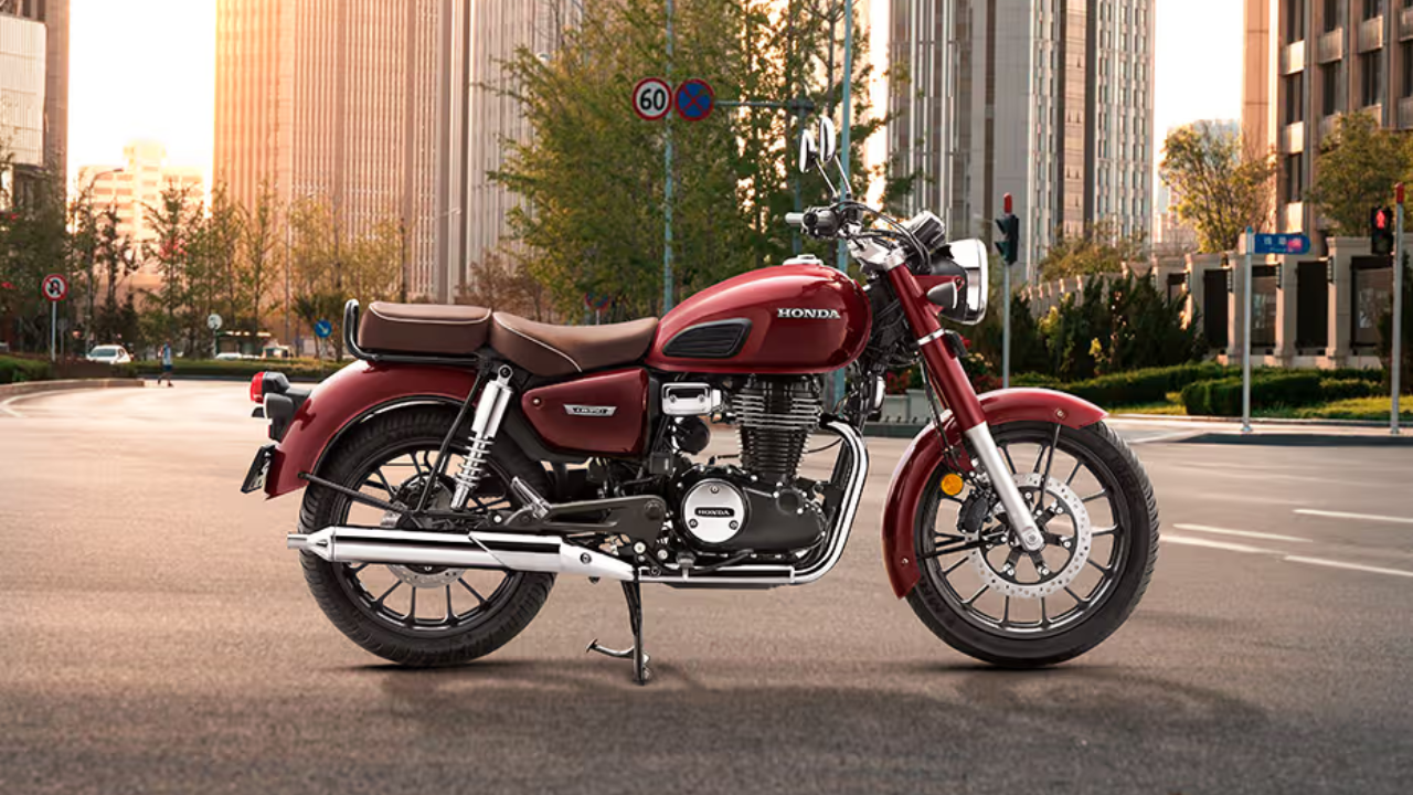 Honda CB350 एक परफेक्ट क्रूझर बाईक आहे जी स्पीड आणि लुकमध्ये कमाल आहे. या बाईकचा स्टायलिश लुक तसेच आरामदायक राइडिंग तुम्हाला शहराच्या रस्त्यांवर किंवा ग्रामीण भागात एक उत्तम अनुभव देतो. हे सर्व बाइक्स तुमचं लुक आणि राइडिंग अनुभव उत्तम बनवतात. तुमचं स्टाइल स्टेटमेंट एका दमदार बाईकने परिपूर्ण करा! 