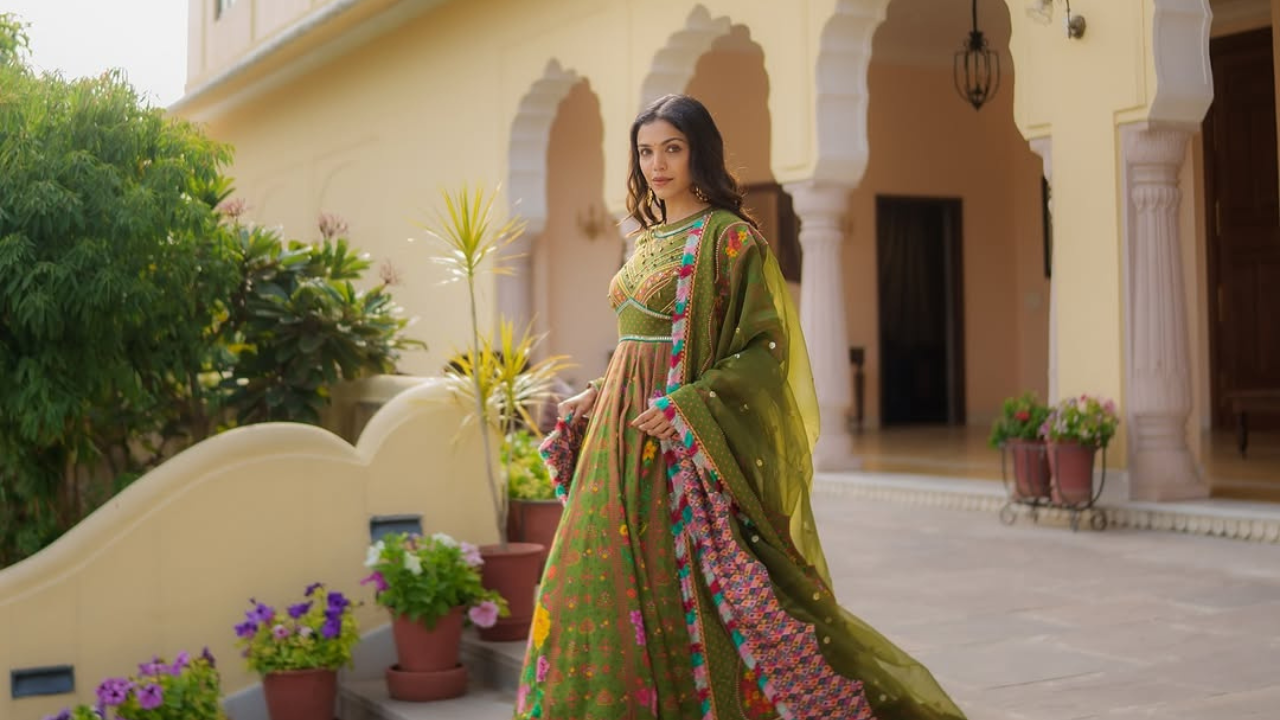 त्या वाड्याची जर कुणी राणी असती तर नक्कीच ती 'श्रिया पिळगावकर'सारखी असती, असा नमुना या फोटोंच्या माध्यमातून पाह्यला मिळत आहे.