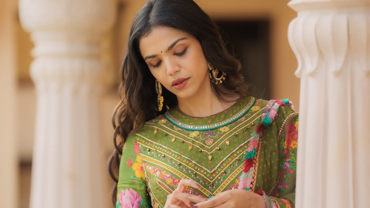 या छायाचित्रांचे मुख्य आकर्षण स्वतः श्रिया आणि तिचे निखळ सौंदर्य तर आहेच, त्याचबरोबर शूट लोकेशनही आहे. सुंदर अशा महालासमोर फोटो शूट करण्यात आले आहे.