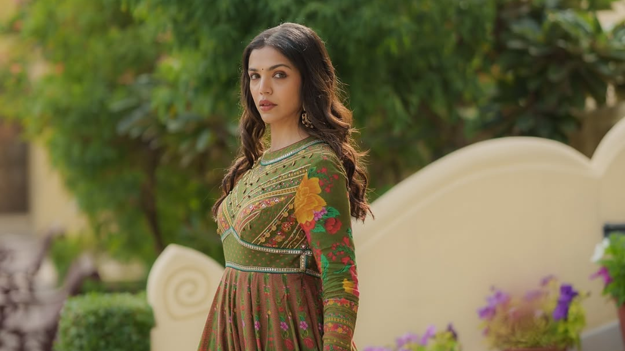 अभिनेत्री श्रिया पिळगावकरने तिच्या @shriya.pilgaonkar या इंस्टाग्राम हॅण्डलवर काही छायाचित्र शेअर केले आहेत. सोशल मीडियावर तिच्या गोड स्माईलने धुमाकूळ केली आहे.