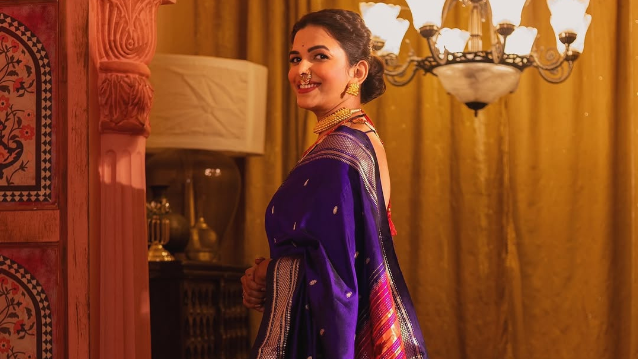 जांभळ्या रंगाच्या साडीमध्ये शृंगार करून जणू स्वर्गातून अप्सराच अवतरली असल्याचा भास या छायाचित्रांतून होत आहे. मराठी सौंदर्य कसे असते? याचे उत्तम उदाहरण मिताली मयेकरचा हा लुक आहे. 