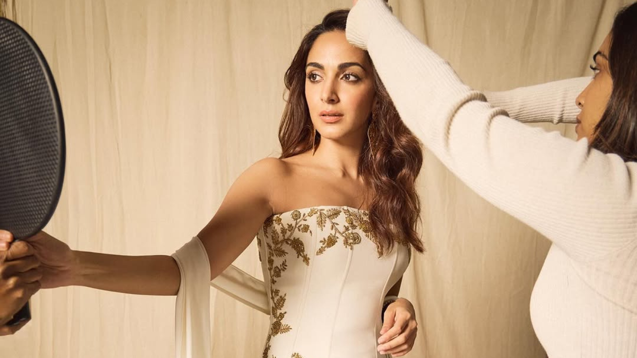 अभिनेत्री कियारा अडवाणीने तिच्या @kiaraaliaadvani या सोशल मीडिया हॅन्डलवर नवीन फोटोशूट शेअर केला आहे. या फोटोशूटमध्ये अभिनेत्री फार सुंदर दिसत आहे. 