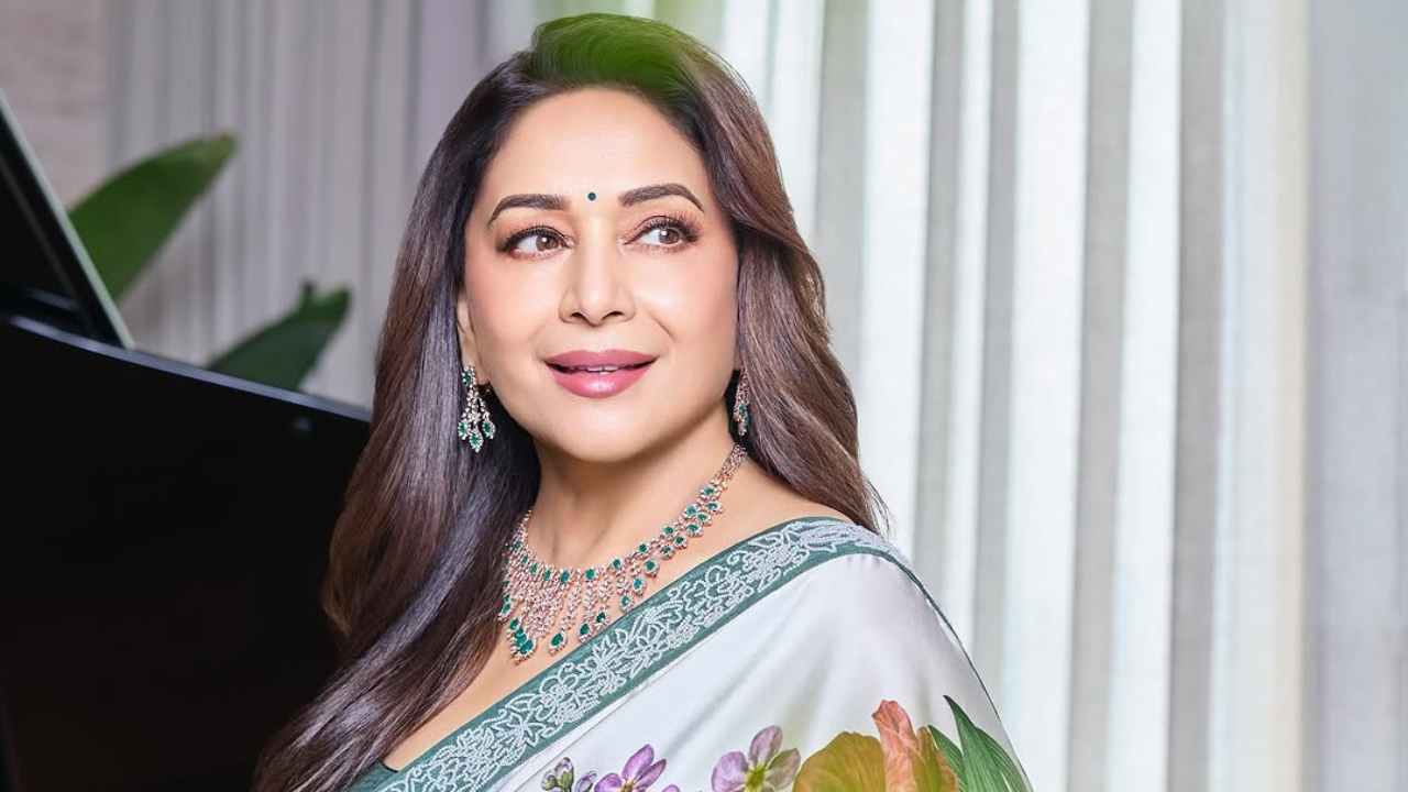 अभिनेत्री माधुरी दीक्षितने तिच्या @madhuridixitnene या सोशल मीडिया हँडलवर काही फोटोज शेअर केले आहेत. फोटोज फार गाजत आहेत. 