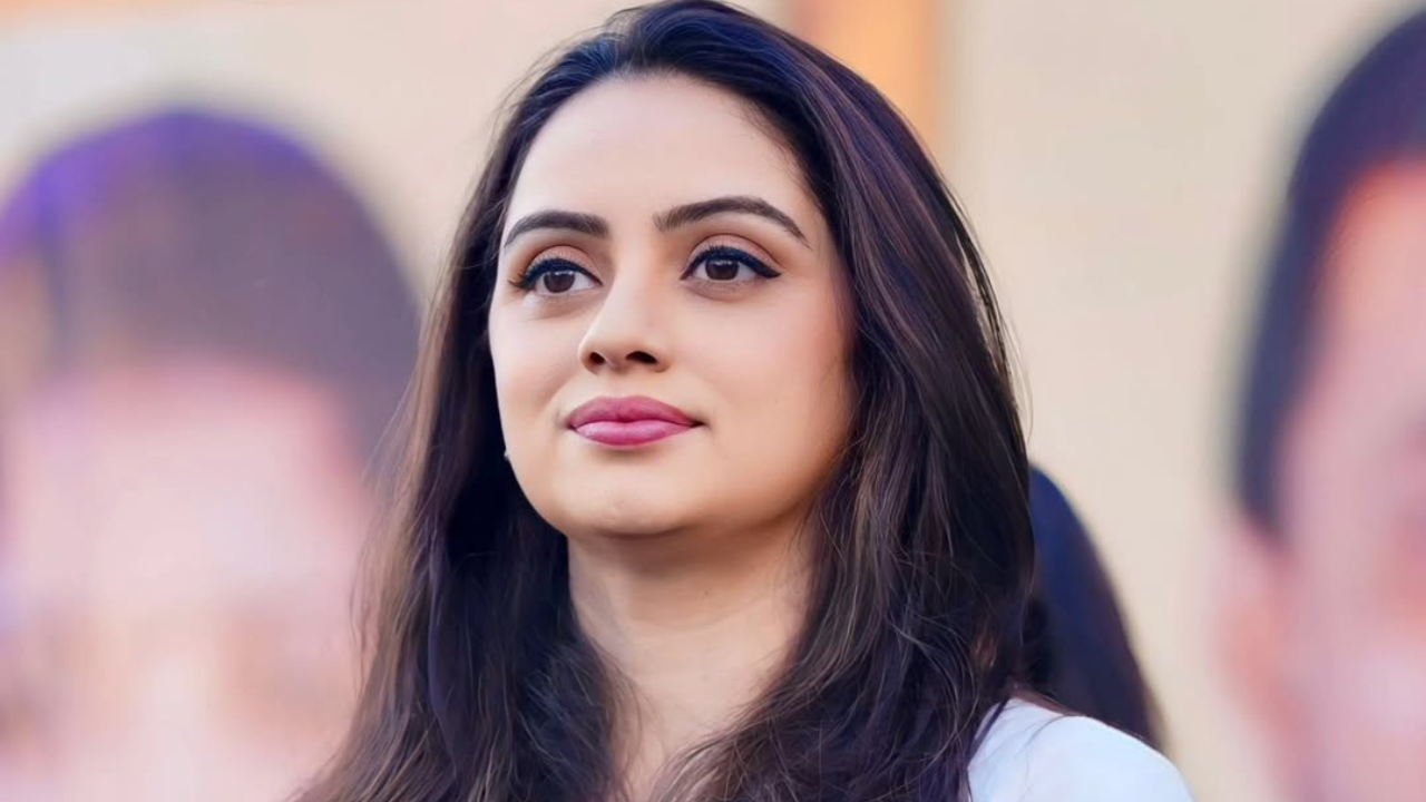 या कार्यक्रमात अभिनेत्रीने वेस्टर्न आऊटफिट परिधान केले आहे. या आउटफिटमध्ये अभिनेत्री फार गोंडस दिसत आहे. 