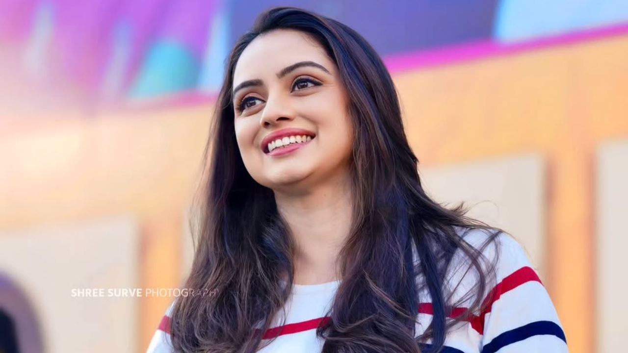 अभिनेत्री श्रुती मराठेचा फोटोशूट इन्स्टाग्रामवर फार गाजत आहे. तिचा हा गोजिरवाणा लुक फार सुंदर दिसत आहे. 