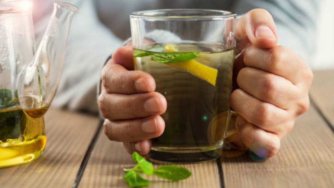 लिकोरिस, आले आणि पुदिना यासारख्या औषधी वनस्पती फुफ्फुसांसाठी चमत्कार करू शकतात. २०१९ मध्ये झालेल्या एका अभ्यासात असे दिसून आले आहे की चहा पिल्याने फुफ्फुसाचा कर्करोग रोखण्यास मदत होते. ज्येष्ठमध जळजळ कमी करण्यास मदत करते, आले संसर्गाशी लढते आणि पुदिना श्वसनमार्ग साफ करते
