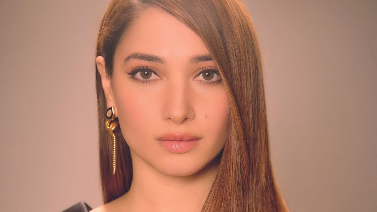अभिनेत्री तमन्ना भाटियाने तिच्या @tamannaahspeaks या इंस्टाग्राम पेजवर काही छायाचित्र शेअर केले आहेत. या छायाचित्रांमध्ये अभिनेत्री वेस्टर्न आउटफिटमध्ये दिसून येत आहे. 