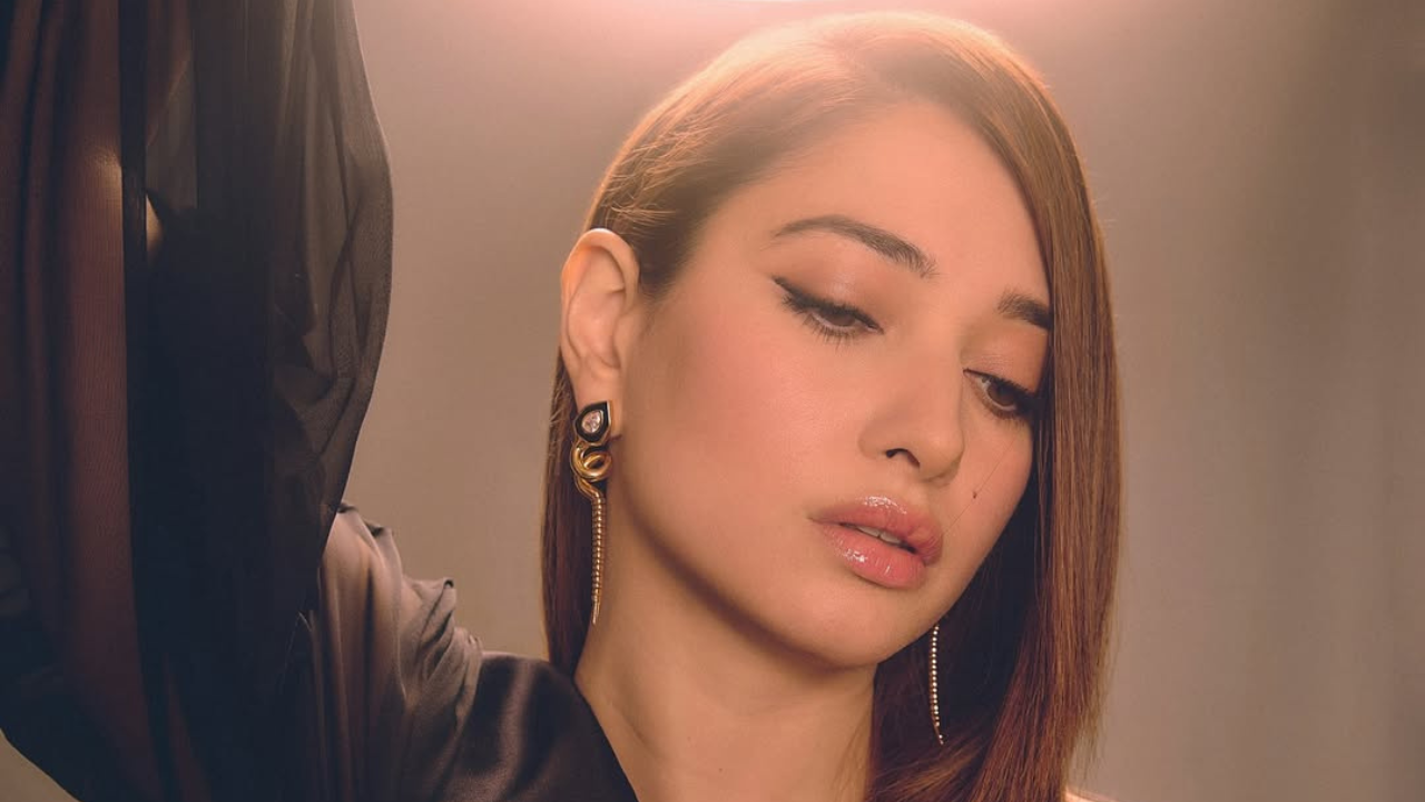 तिने परिधान केलेले सर्पाकृती Earrings सोशल मीडियावर धमाल करत आहेत. तसेच त्यांना फार पसंती दिली जात आहे. 