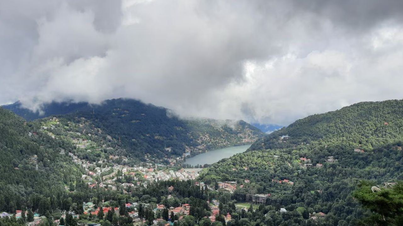 नैनिताल : हिमालयाच्या डोंगर दऱ्यात विसावलेलं मन वेधून घेणारं गाव म्हणजे नैनिताल
