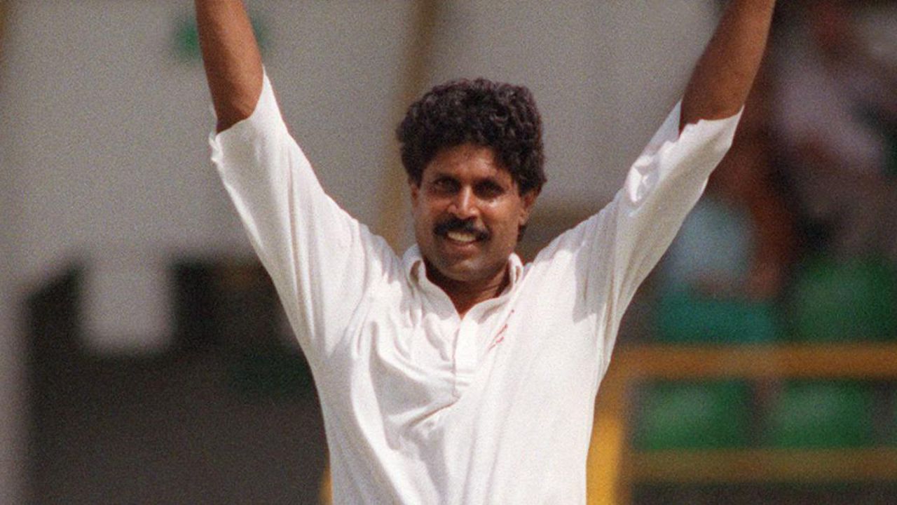 1983 मध्ये कपिल देव यांनी 25 डावात 74 विकेट घेतल्या होत्या. यावर्षी त्याने आपल्या गोलंदाजीनेच नव्हे तर कर्णधारपद आणि अष्टपैलू कामगिरीने भारतीय संघाला मजबूत केले.
