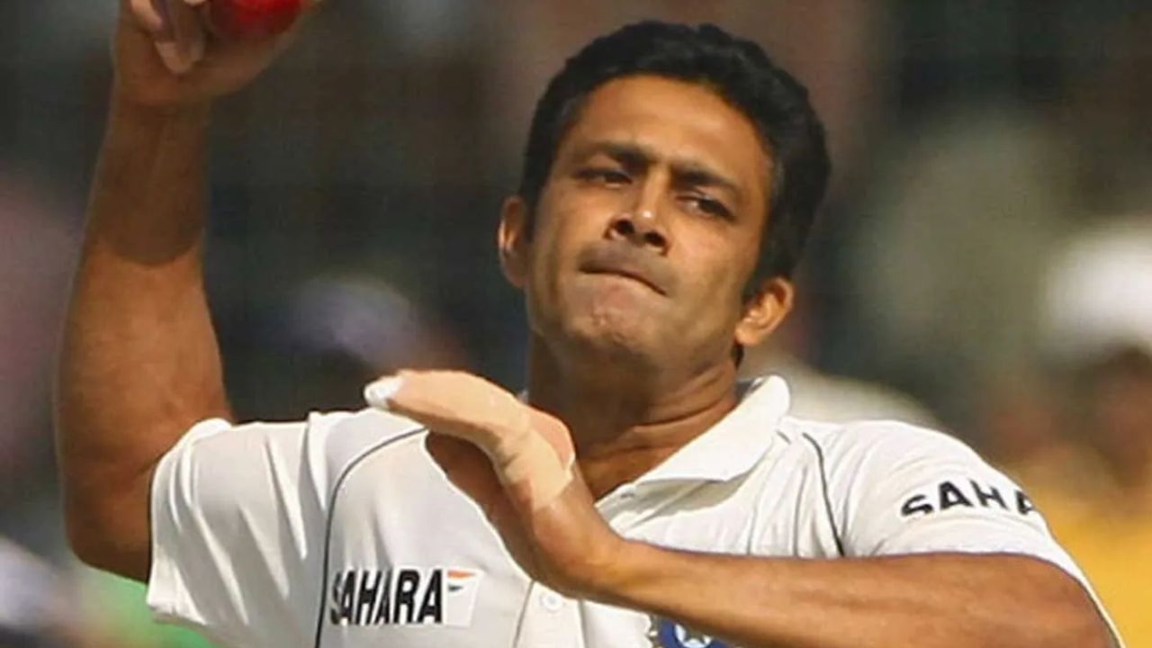 अनिल कुंबळेने 2004 मध्ये 23 डावात 74 विकेट घेतल्या होत्या. त्याची लेग स्पिन आणि तफावत यांमुळे त्याला खेळणे फलंदाजांना कठीण झाले. कुंबळेचे हे वर्ष त्याच्या कारकिर्दीतील सर्वात संस्मरणीय वर्षांपैकी एक आहे.