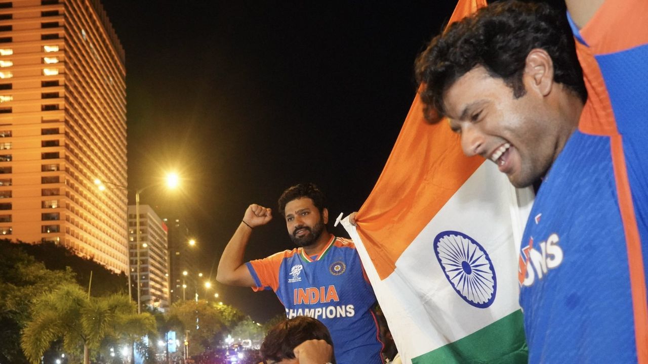 टीम इंडियाचा कर्णधार रोहित शर्माने काही महिने जुना फोटो शेअर केला आहे. T20 विश्वचषक-2024 नंतर मुंबईत झालेल्या विजय परेडदरम्यान बसवर तिरंगा हातात धरून त्याने आपला फोटो X या सोशल मीडिया साइटवर पोस्ट केला आहे.