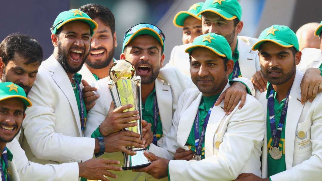 चॅम्पियन्स ट्रॉफीची आठवी आवृत्तीही इंग्लंडमध्येच झाली. त्यानंतर भारत आणि पाकिस्तान यांच्यात जेतेपदाची लढत झाली. पाकिस्तानने भारताचा १८० धावांनी पराभव करून पहिल्यांदाच ट्रॉफी जिंकली.