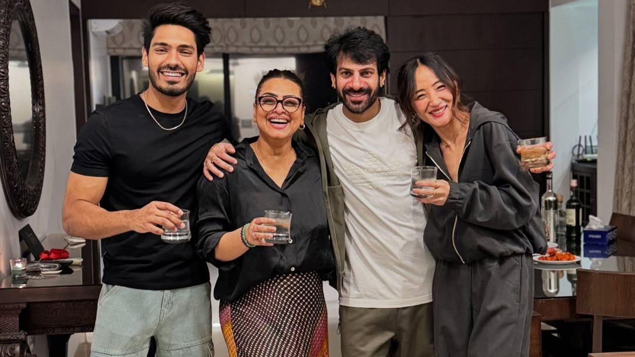 एवढेच नव्हे तर काळ रात्री करणवीर मेहराचा बिग बॉस १८ चा गट करणवीर, चुम दारंग, दिग्विजय राठी आणि शिल्पा शिरोडकर यांचे फोटो व्हायरल झाले आहेत. हे फोटो सध्या सोशल मीडियावर प्रचंड व्हायरल होत आहेत. फोटो सौजन्य - सोशल मीडिया 