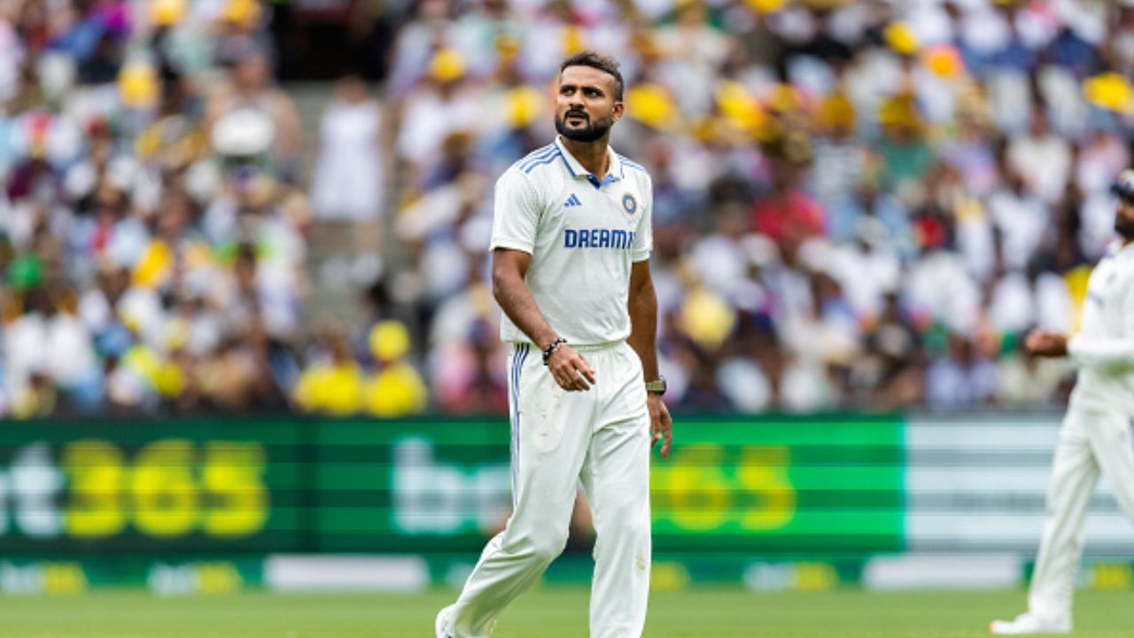 टीम इंडियाचे मुख्य प्रशिक्षक गौतम गंभीर यांनी पुष्टी केली आहे की, वेगवान गोलंदाज आकाशदीप पाठीच्या दुखण्यामुळे शुक्रवारपासून सिडनी येथे सुरू होणाऱ्या ऑस्ट्रेलियाविरुद्धच्या पाचव्या आणि अंतिम कसोटीतून बाहेर पडला आहे. फोटो सौजन्य - सोशल मीडिया 