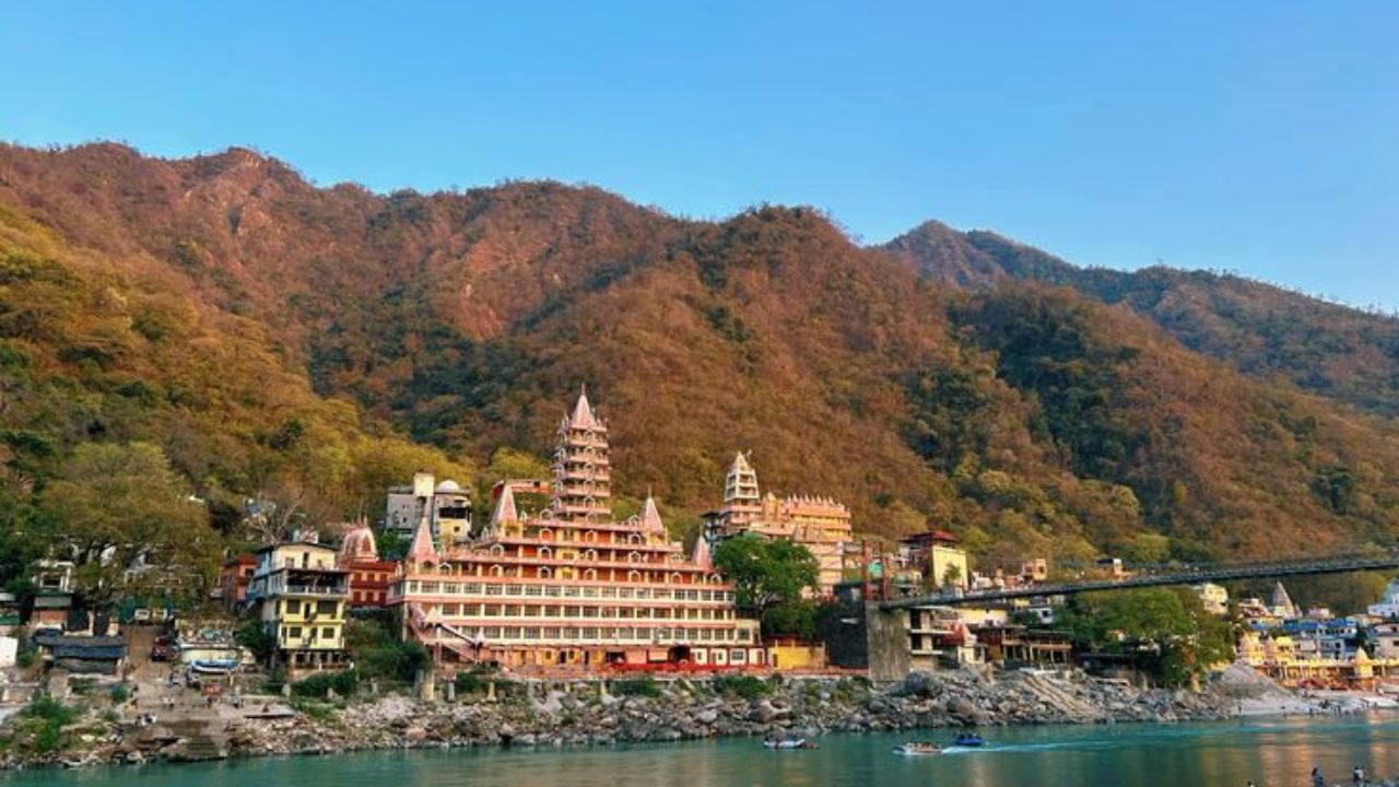 उत्तराखंडमधील ऋषिकेश हे हिल स्टेशन प्रचंड गर्दीचा आणि वेगाने शहरीकरणाचा सामना करत आहे. ट्रॅफिक जाम, जलप्रदूषण अशा समस्या ऋषिकेशबद्दल अनेकदा ऐकायला मिळतात.