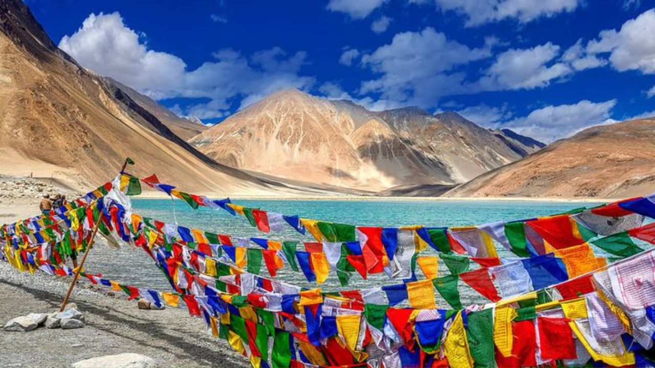 साहसी आणि ट्रेकिंग पर्यटनाच्या वाढत्या प्रभावामुळे लडाखला अतिपर्यटनाचा सामना करावा लागत आहे. अतिपर्यटनामुळे येथील पर्यावरणावर मोठा परिणाम झाला आहे