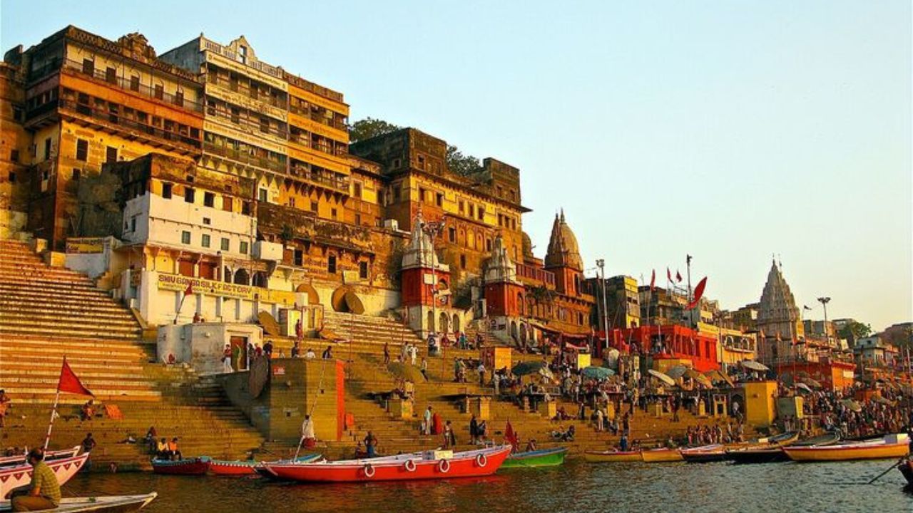 धार्मिकदृष्ट्या महत्त्वाचे असलेले वाराणसी, ज्याला काशी असेही म्हणतात, पर्यटकांच्या अत्याधिक गर्दीचा सामना करत आहे. सध्या घाटांवर गर्दी चांगलीच वाढली आहे. अतिपर्यटनामुळे गंगा नदीचे प्रदूषणही वाढत आहे.