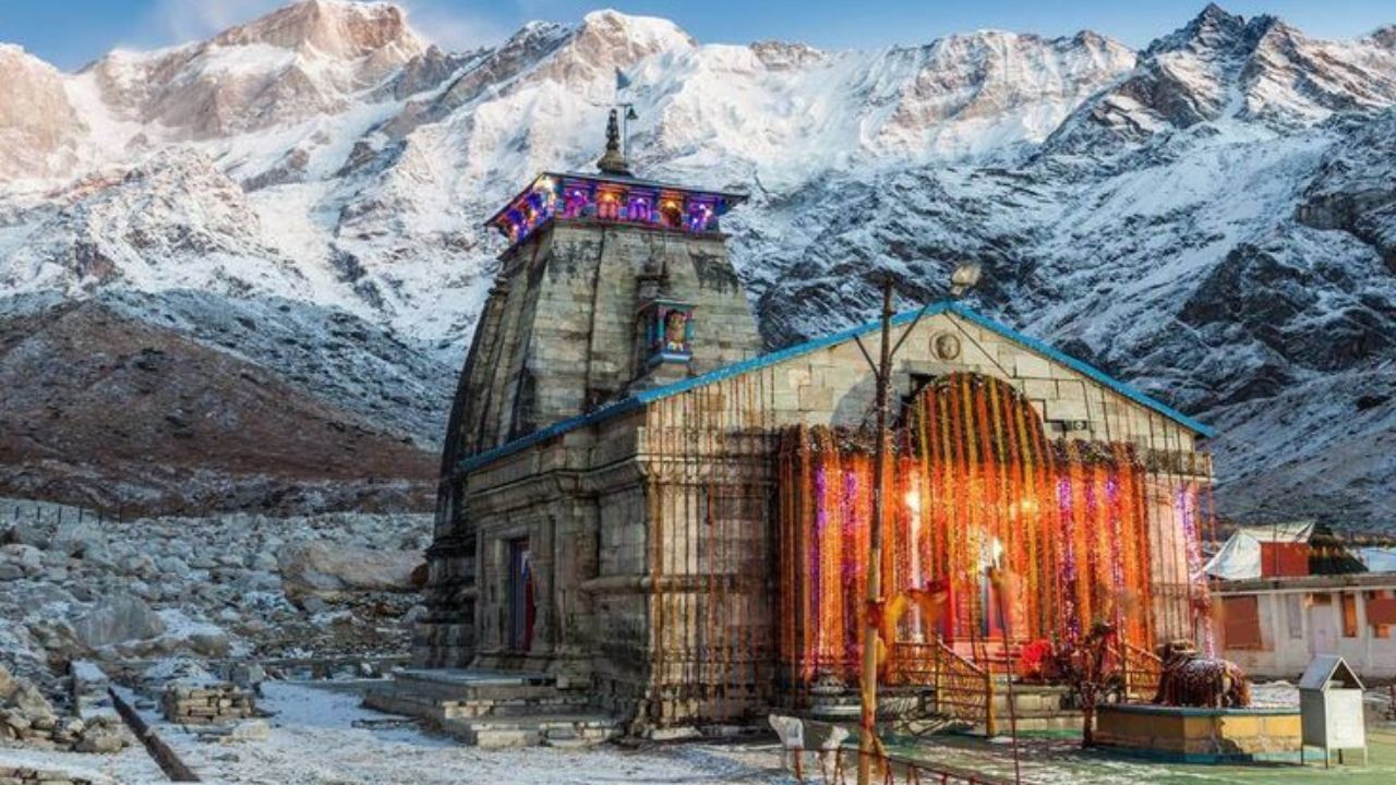 उत्तराखंडमधील प्रमुख धार्मिक स्थळ केदारनाथलाही अतिपर्यटनाचा सामना करावा लागत आहे. यात्रेकरूंच्या लांबच लांब रांगा लागल्याने येथील परिसंस्थेवर ताण वाढत आहे.