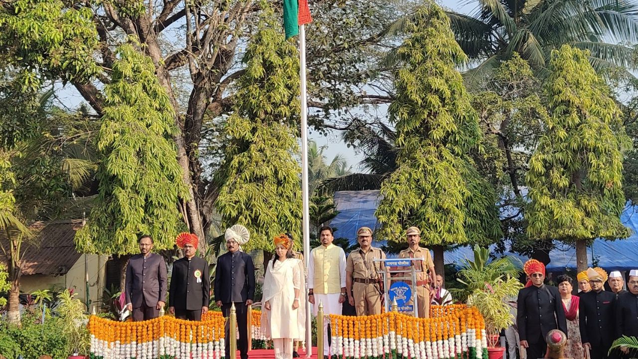 महिला व बालकल्याण मंत्री आदिती तटकरे यांनी ७६ व्या भारतीय प्रजासत्ताक दिनानिमित्त अलिबाग येथील पोलीस परेड ग्राउंडवर ध्वजारोहण करून राष्ट्रध्वजाला मानवंदना दिली. या मुख्य शासकीय ध्वजारोहण समारंभाच्या निमित्ताने पोलीस दलाने अत्यंत शिस्तबद्ध संचलन केले.