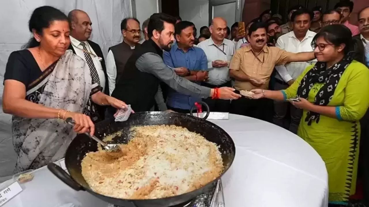 हा हलवा एका मोठ्या पातेल्यात तयार केला जातो. हा गोड पदार्थ मंत्रालयातील सर्व कर्मचाऱ्यांमध्ये वाटला जातो.