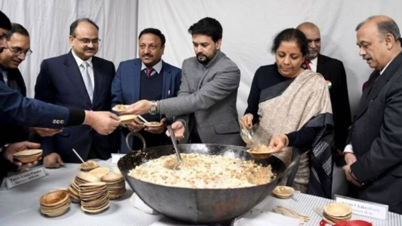 अर्थसंकल्पीय कागदपत्रांची छपाई सुरू आधी हा हलवा समारंभ साजरा केला जातो. 
