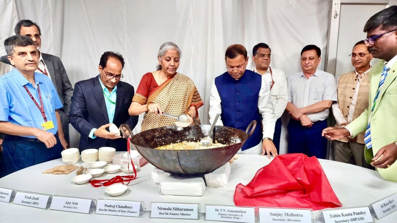 भारतीय संसदीय परंपरेनुसार, अर्थसंकल्प सादर करण्यापूर्वी हलवा समारंभ केला जातो. 